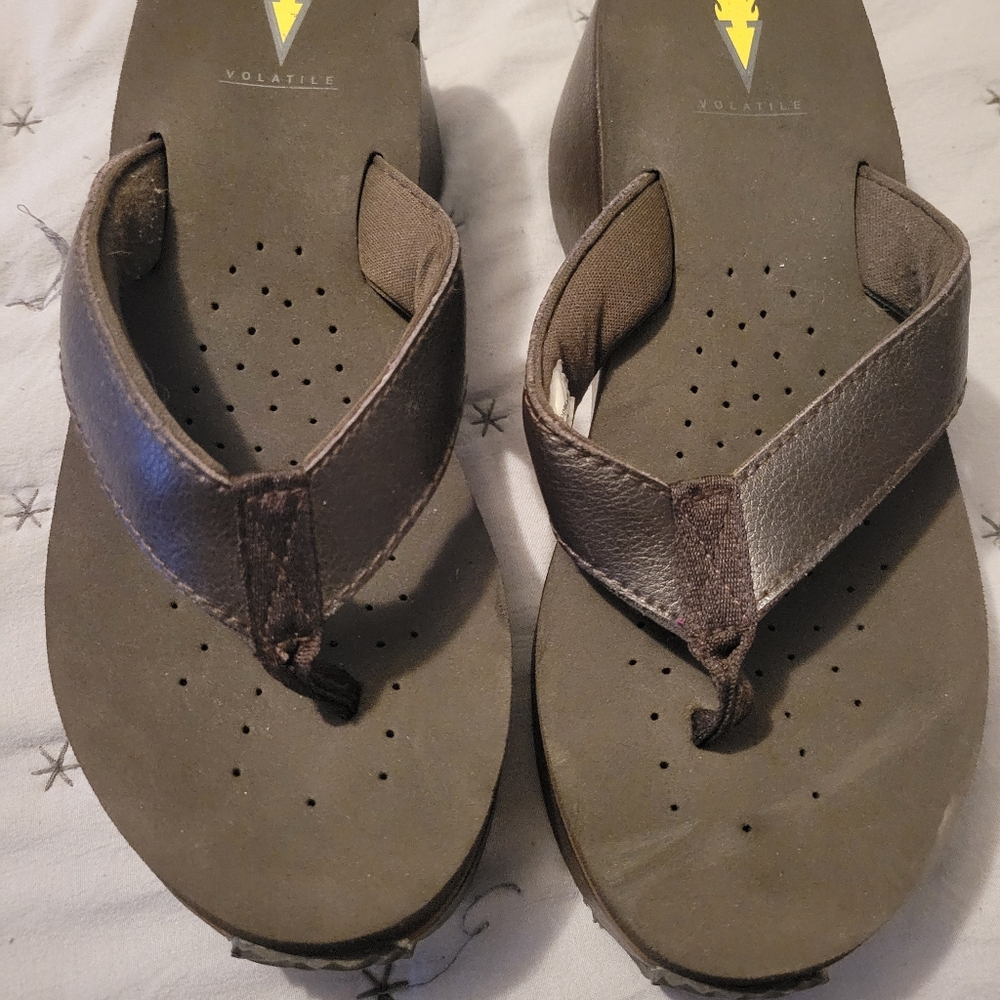 Volatile sandals